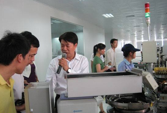 住的是楼房 出入坐“电梯”大山深处这家养猪场好洋气