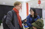 建始“中国好人”史建章自学盲文“七一”村里上党课