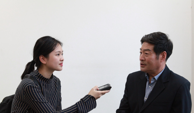住的是楼房 出入坐“电梯”大山深处这家养猪场好洋气