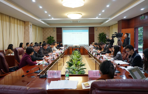 住的是楼房 出入坐“电梯”大山深处这家养猪场好洋气